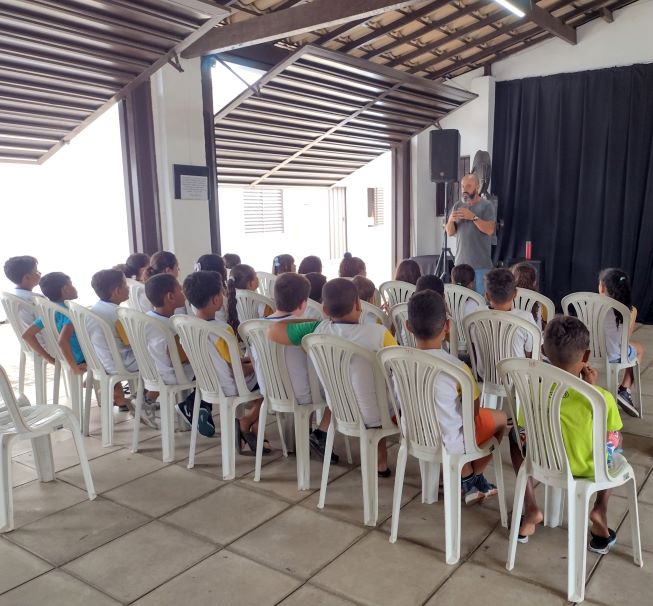 api-modulos/fotos/img/galeria_cat_culturais_490/490/13611/VISITA GUIADA POR GUSTAVO, ESCOLA MUNICIPAL MÉRCIA MARIA SILVA CHAVES, PROF. EMANUEL, 17.04.2026 (1).jpg